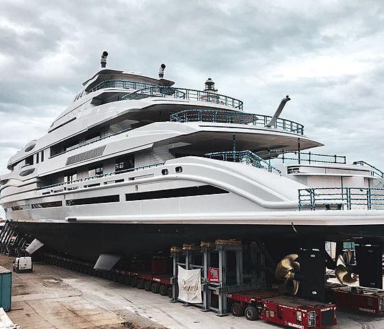 È nato il primo giga-yacht, “bimbo” prodigio del mare tra segreti e numeri record 