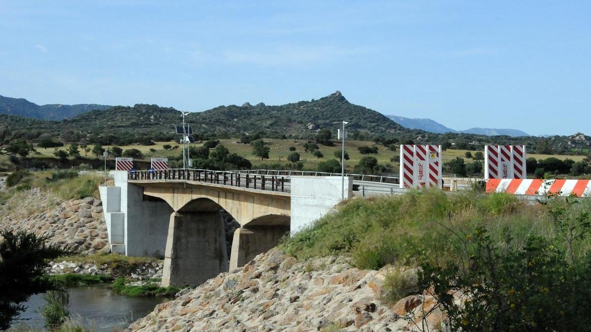 Il ponte di Oloè, crollato nel 2013, rifatto e nuovamente chiuso (foto massimo locci)