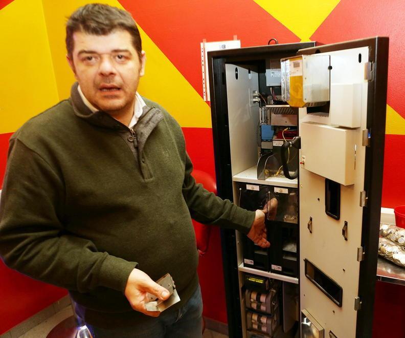 Manuele Mancini, il dipendente del Bar Valerio rapinato,  davanti alla macchinetta scassinata (Foto Nucci)