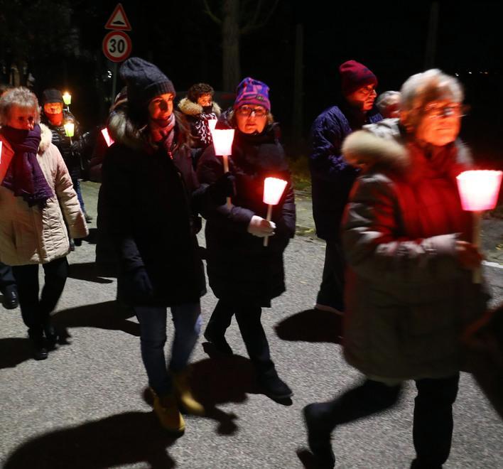 «Basta vandali sulle tombe»: in corteo la rabbia del paese 