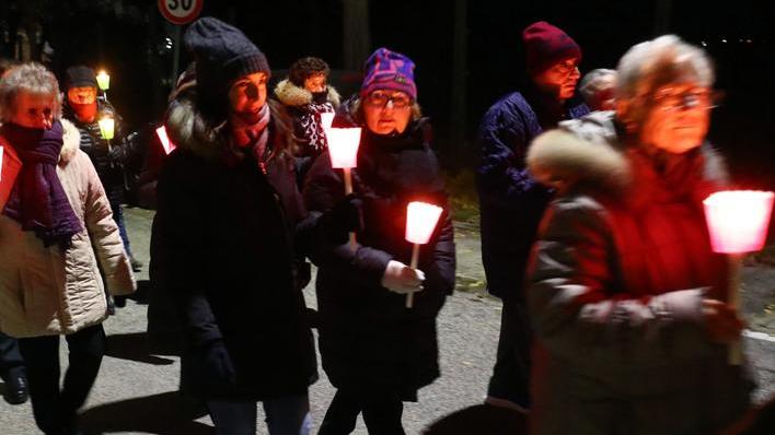 «Basta vandali sulle tombe»: in corteo la rabbia del paese