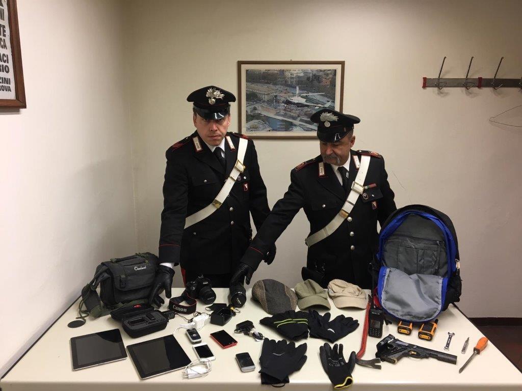 La refurtiva e il materiale per compiere furti recuperato dai carabinieri di Buggiano