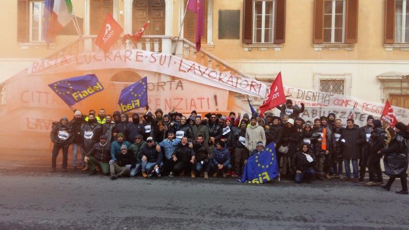 La protesta in piazza Civica