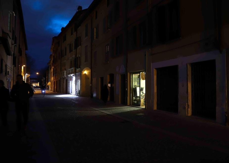 Reggio Emilia, la protesta dei cittadini: «Da tre mesi via Guasco è senza illuminazione» 