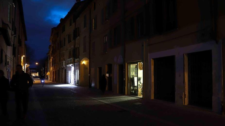 Reggio Emilia, la protesta dei cittadini: «Da tre mesi via Guasco è senza illuminazione»