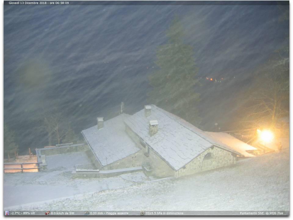 Poggio di Petto imbiancata all'alba di giovedì 13 (dalla webcam di Valbisenziometeo)