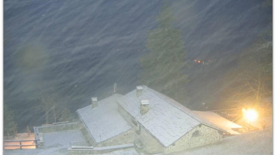 Poggio di Petto imbiancata all'alba di giovedì 13 (dalla webcam di Valbisenziometeo)