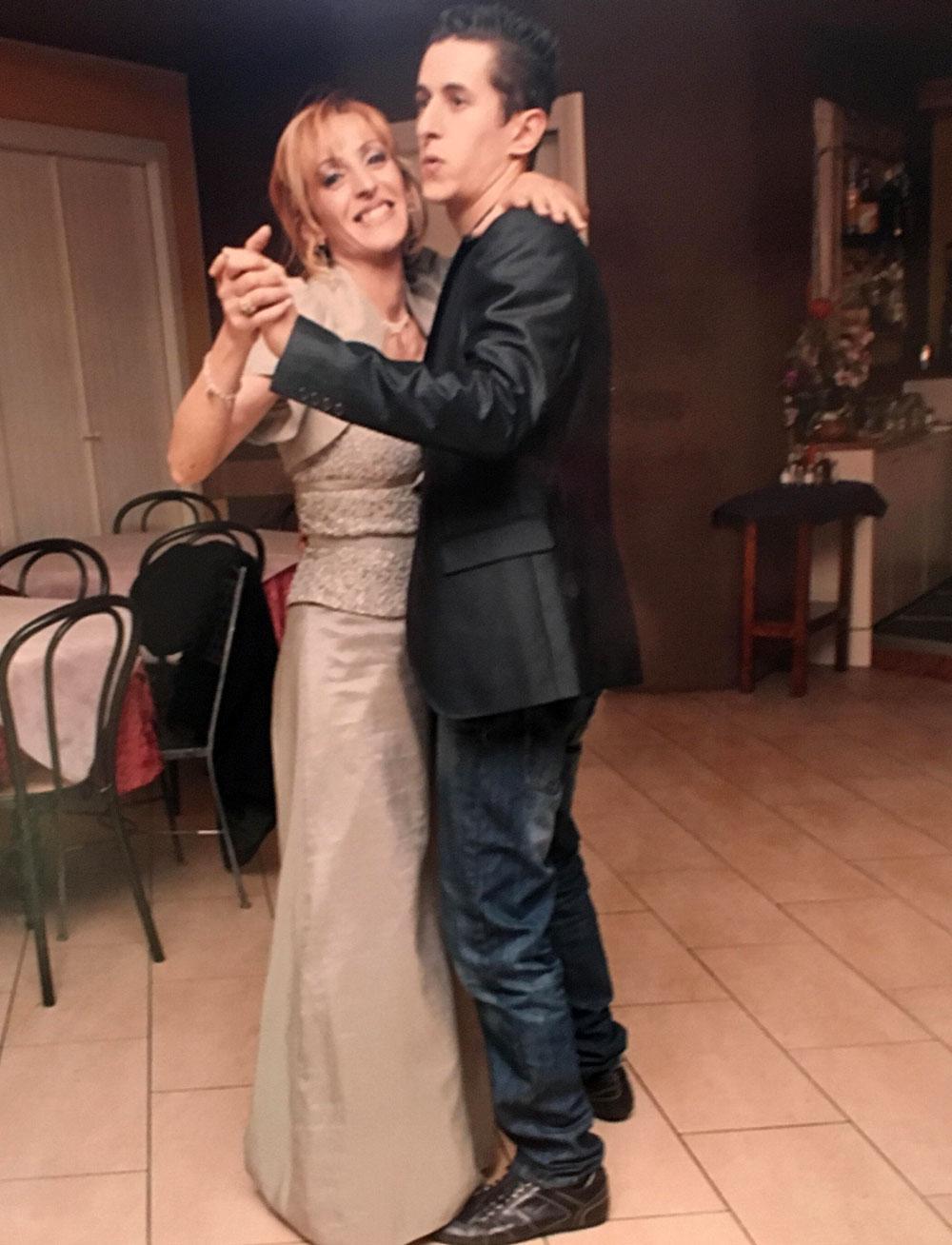 Giovanna Carboni mentre balla il valzer con il figlio Mauro, il giorno delle proprie nozze