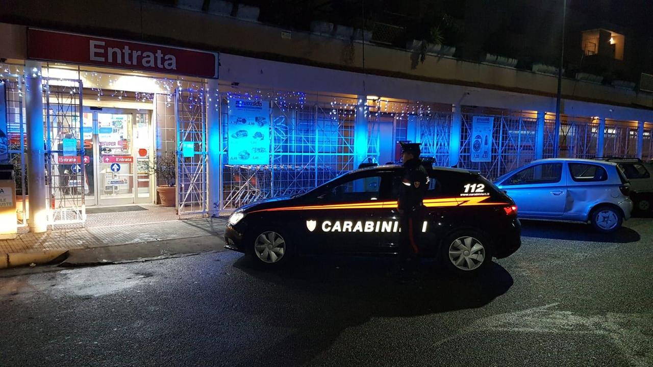 L'auto dei carabinieri davanti al supermercato rapinato