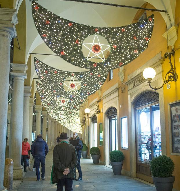 Natale sotto tono a Modena, spese per regali in calo, reggono i ristoranti 