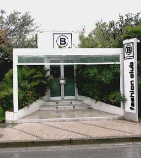 L’ingresso della discoteca sotto sigillo. A fianco una serata vip con “veline” di Striscia durante la precedente gestione
