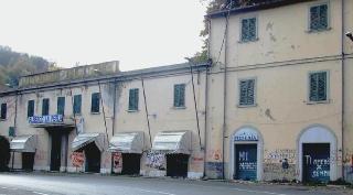 <strong>DEGRADO </strong>A sinistra e a destra alcune immagini che ben rendono l’attuale situazione di abbandono delle Terme di Larderello