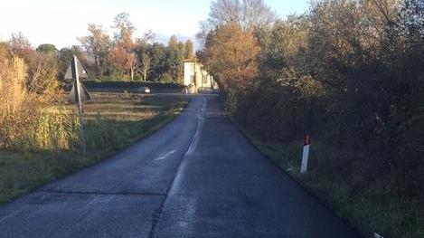 Strada asfaltata a metà, scatta la protesta: «È pericolosa»