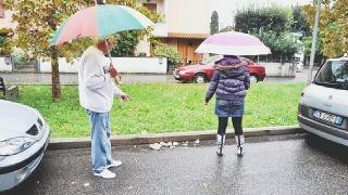 Sara Fabiani e un altro vicino mostrano i cocci in terra e una delle auto danneggiate