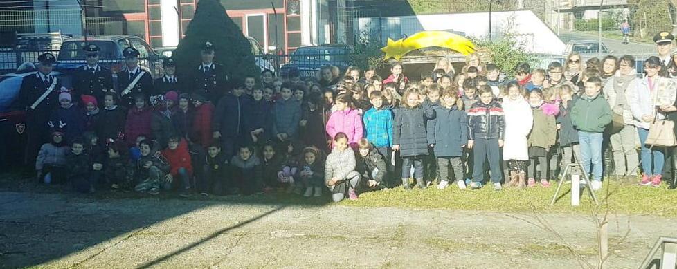 I bambini della “Galanti” regalano un presepe ai carabinieri