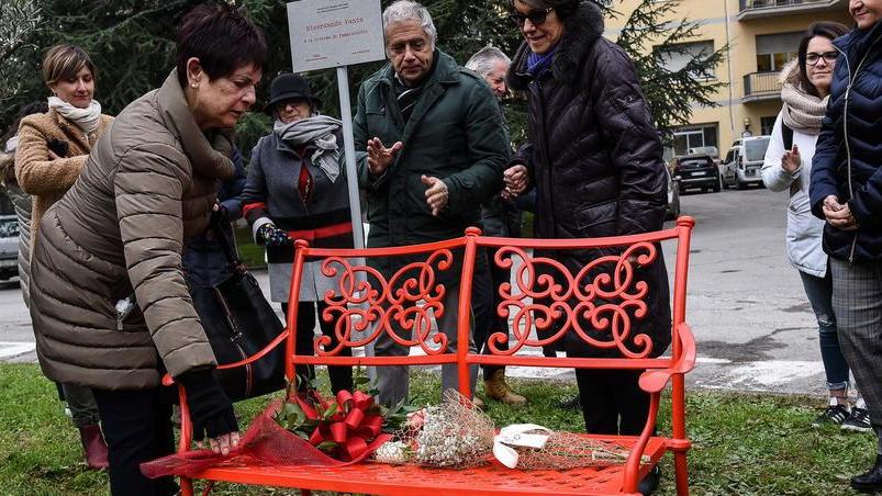 Le rose della madre, il pianto delle amiche: panchina rossa all’ex ospedale per Vania