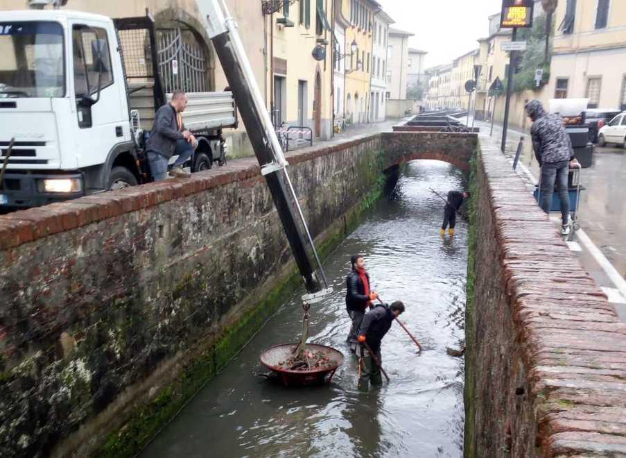 Fosso, ripulitura del tratto in centro e nuovi muretti
