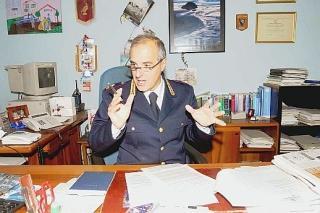 Sopra il capo di gabinetto Paolo Cutolo A destra la questura