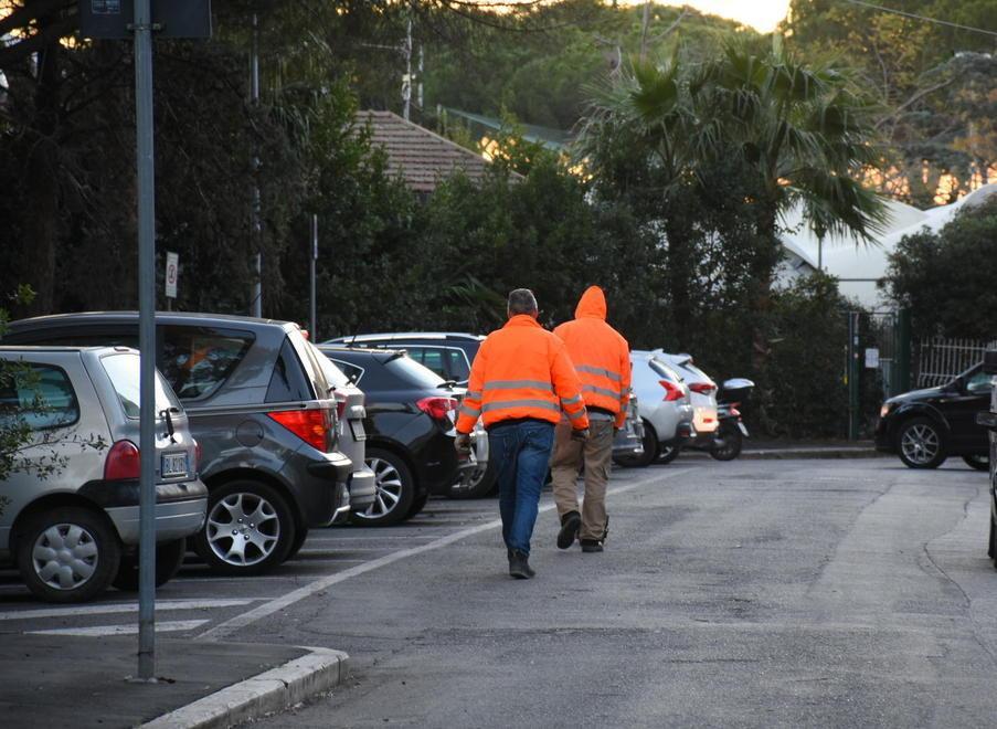 Via Lega, l’acqua torna E il tubo si rompe due metri “prima”