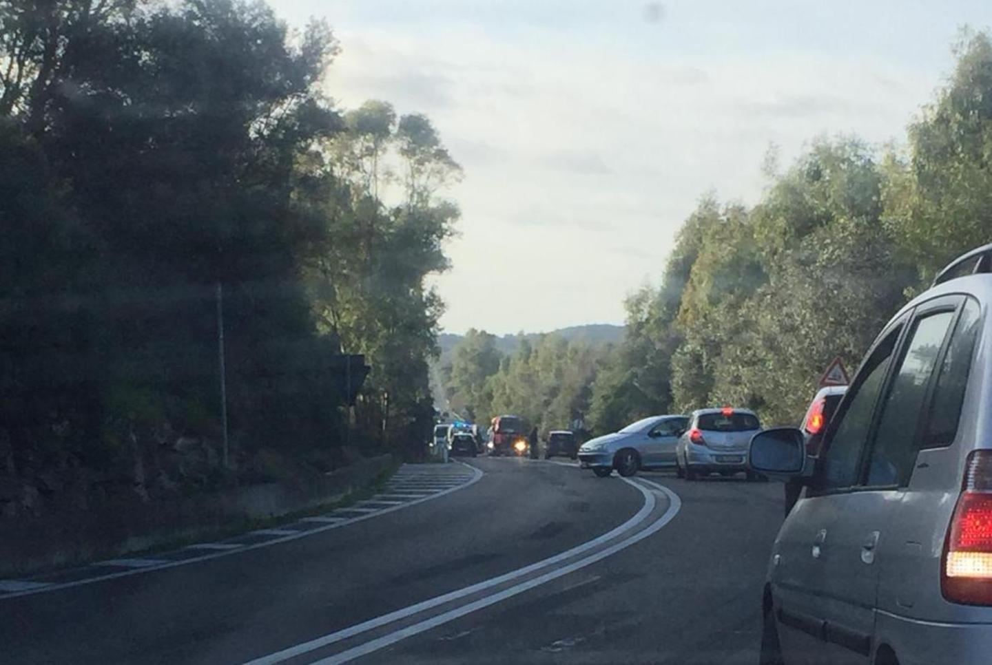Auto fuori strada, famiglia in ospedale 