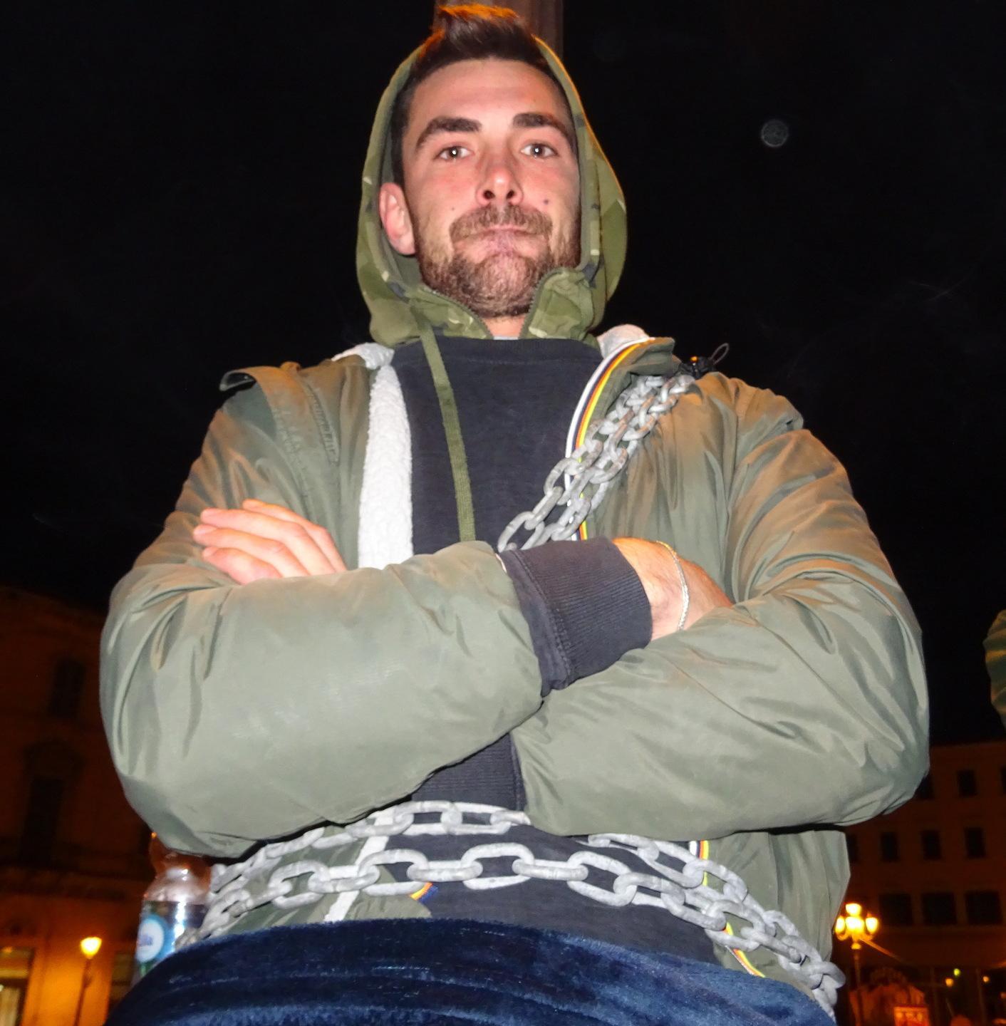 No del Comune il giostraio si incatena in piazza d’Italia