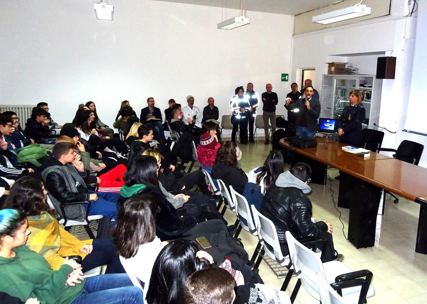 Studenti a lezione di sicurezza 