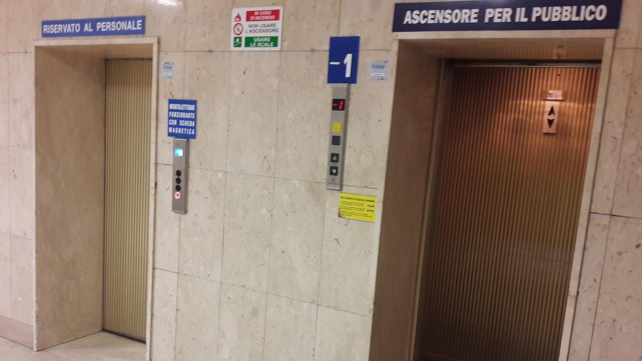 Ospedale civile di Sassari, rifiuti e vivande nello stesso ascensore 