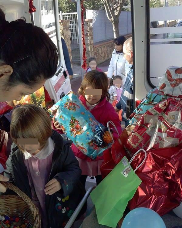 I bambini donano i giochi per Natale 