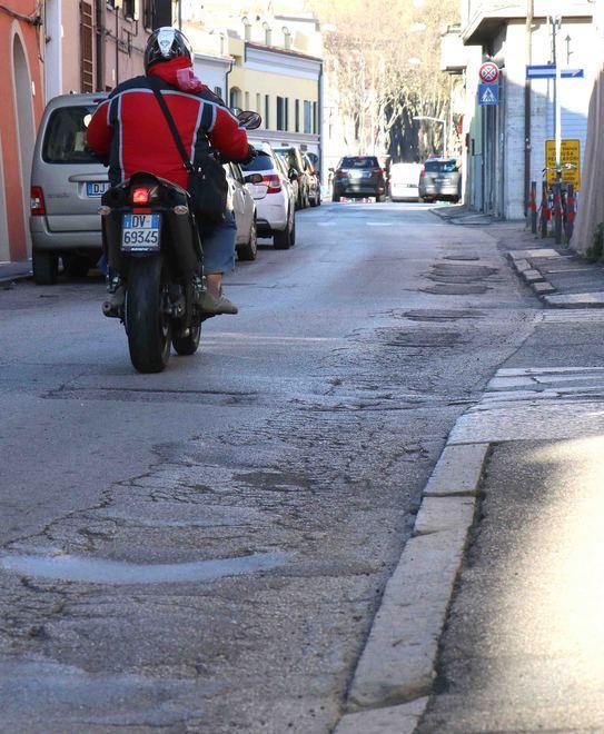 Caos in via Ripagrande Marciapede e strada dissestati e pericolosi 