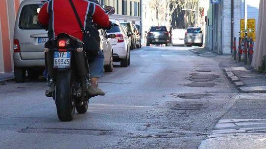 Caos in via Ripagrande Marciapede e strada dissestati e pericolosi