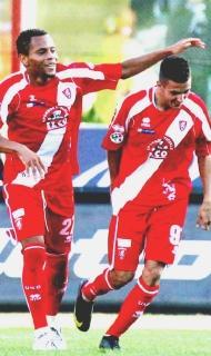 <strong>FESTA.</strong> Job si complimenta con D’Alessandro dopo il gol segnato a Cesena