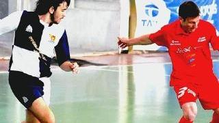 Sopra Giovanni Borsacchi calciatore del Baldereschi Tirrenia a sinistra una fase d’una partita di calcio a 5