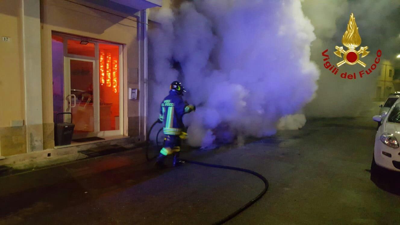 I vigili del fuoco al lavoro in via Cairoli