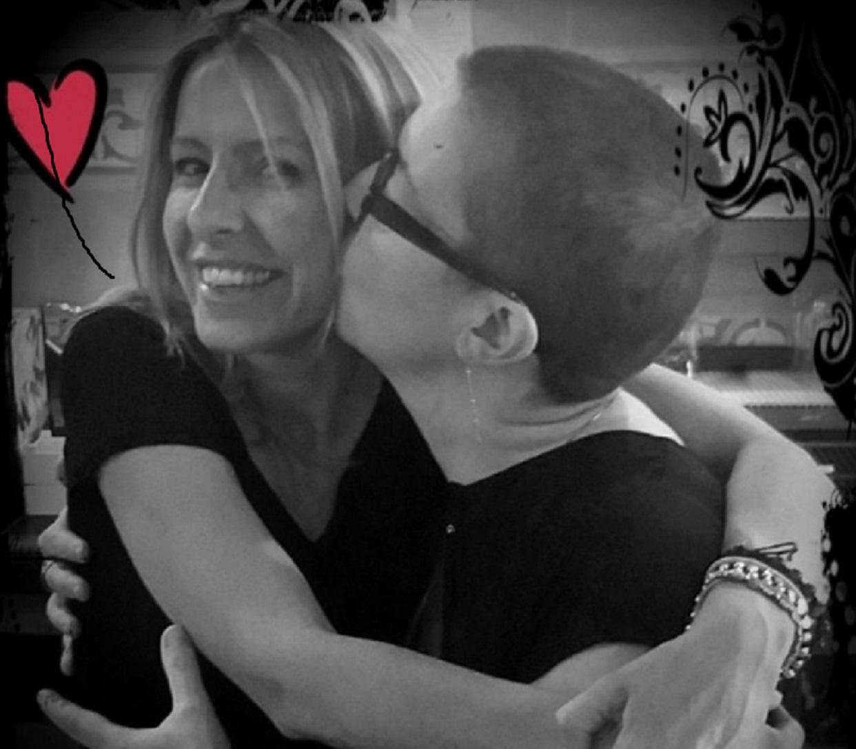 Desiree Corfini abbracciata da Francesca Graziani, l'amica che ha organizzato la colletta