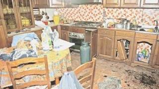 Avvolto dal fuoco, lo salva un passante
