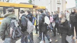 Gli studenti in fila per prendere il bus che li porta a scuola