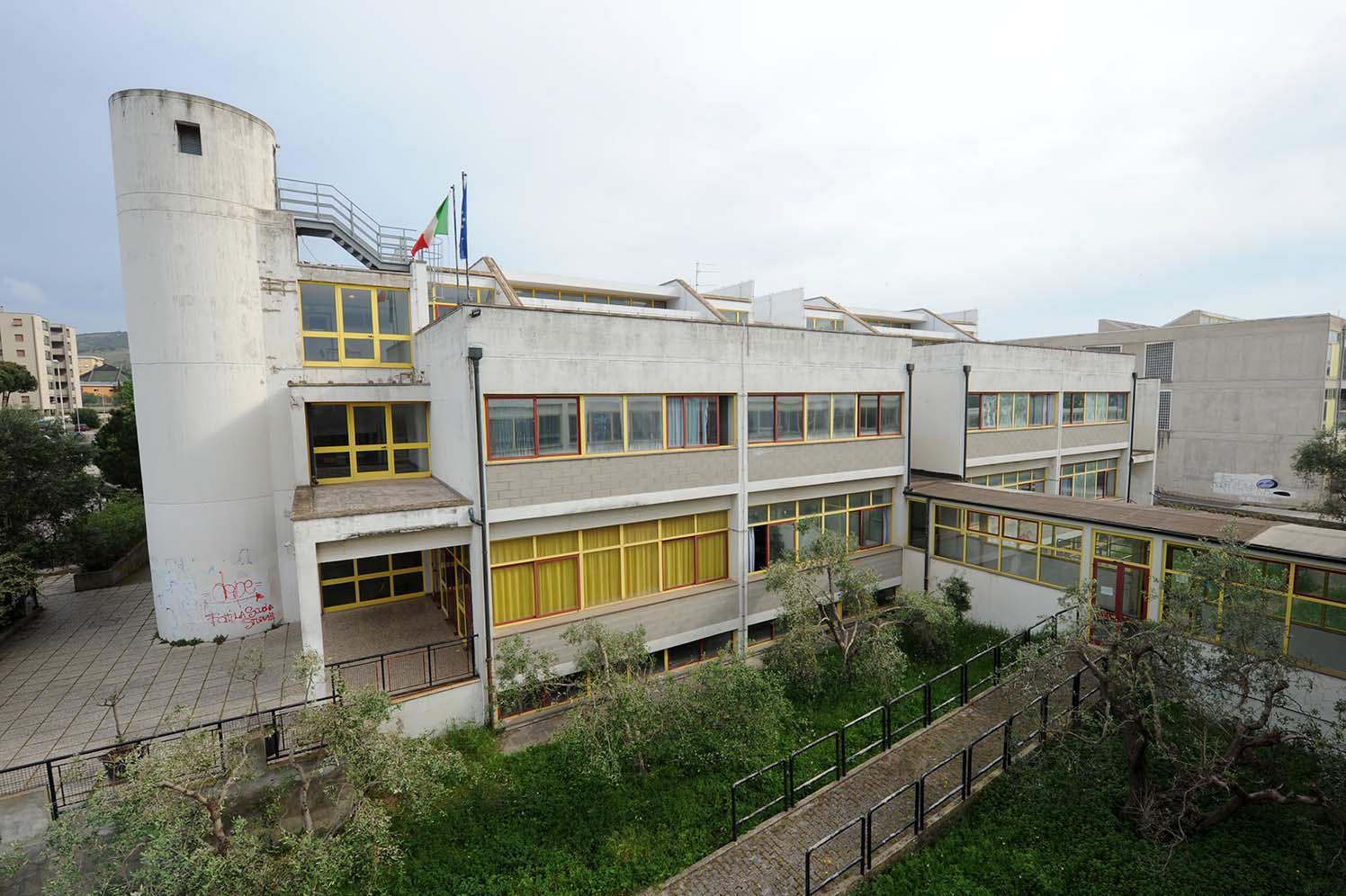 Un’immagine dell’ingresso del liceo a Piombino (foto PaBar)