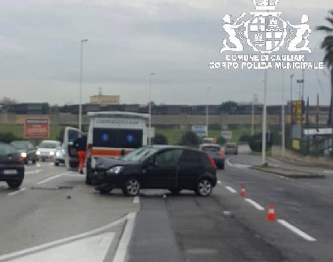 Scontro fra autovetture in viale Monastir: due feriti