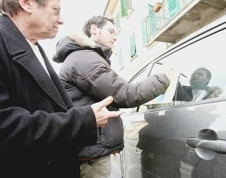 Un automobilista alle prese con un modulo Cid dopo un incidente