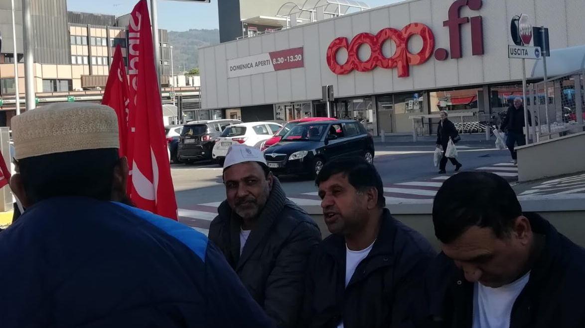 Una protesta dei lavoratori del Panificio Toscano davanti alla Coop di via Valentini
