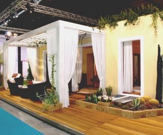 Sopra una suite del bio-village in mostra a Milano. A destra il progetto