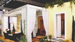Sopra una suite del bio-village in mostra a Milano. A destra il progetto