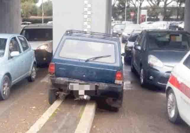 Ruba un’auto, semina il panico e si schianta nel sottopasso 