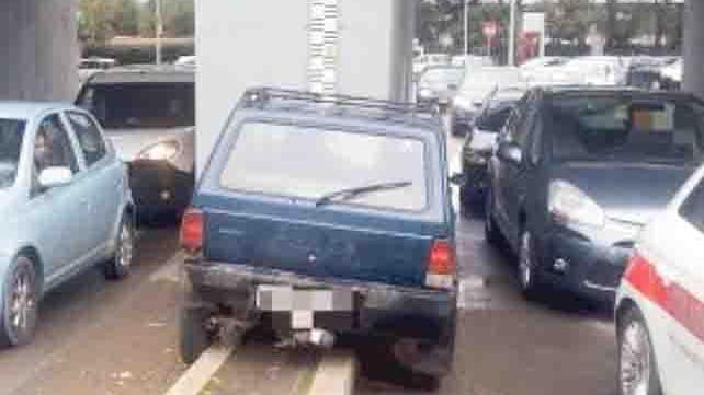 Ruba un’auto, semina il panico e si schianta nel sottopasso