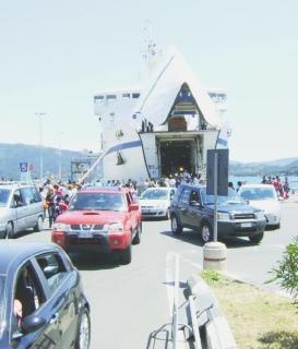 Auto sbarcano da un traghetto della Toremar, la Regione assicura di mantenere tutti i servizi