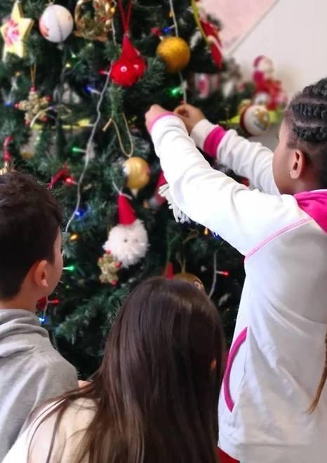 Castelvetro, bimbi e nonni insieme Si accende il Natale nella casa per anziani 