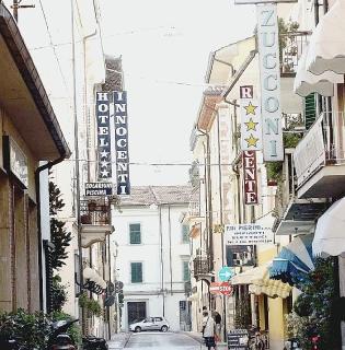 Una via in centro ad alta intensità alberghiera