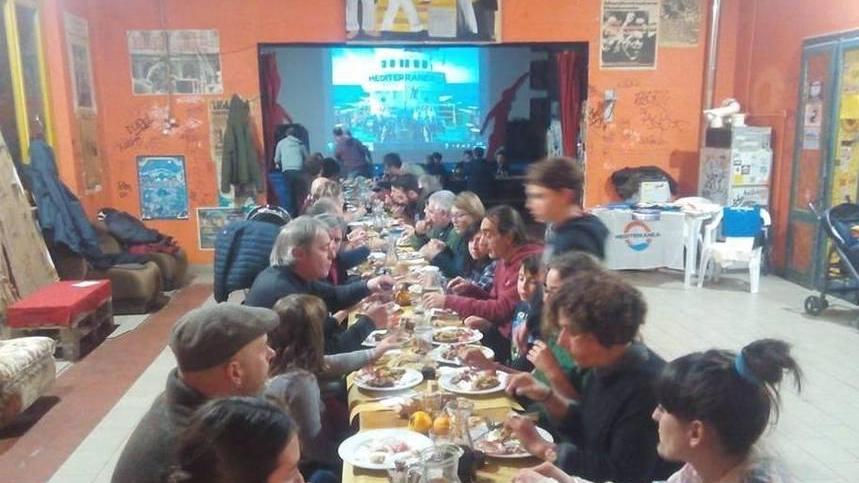 Un centinaio le persone che lo frequentano