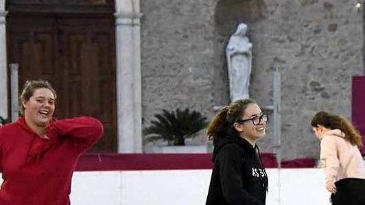 Pista di pattinaggio al via ma l’accoglienza è tiepida