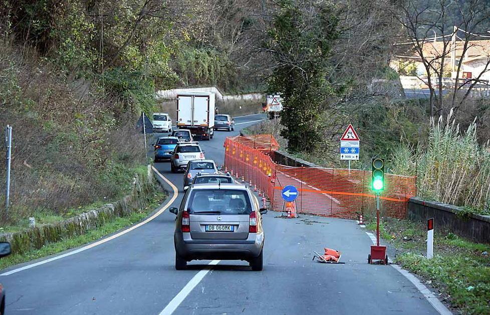 Tre semafori “per lavori” Traffico caos, tante proteste 